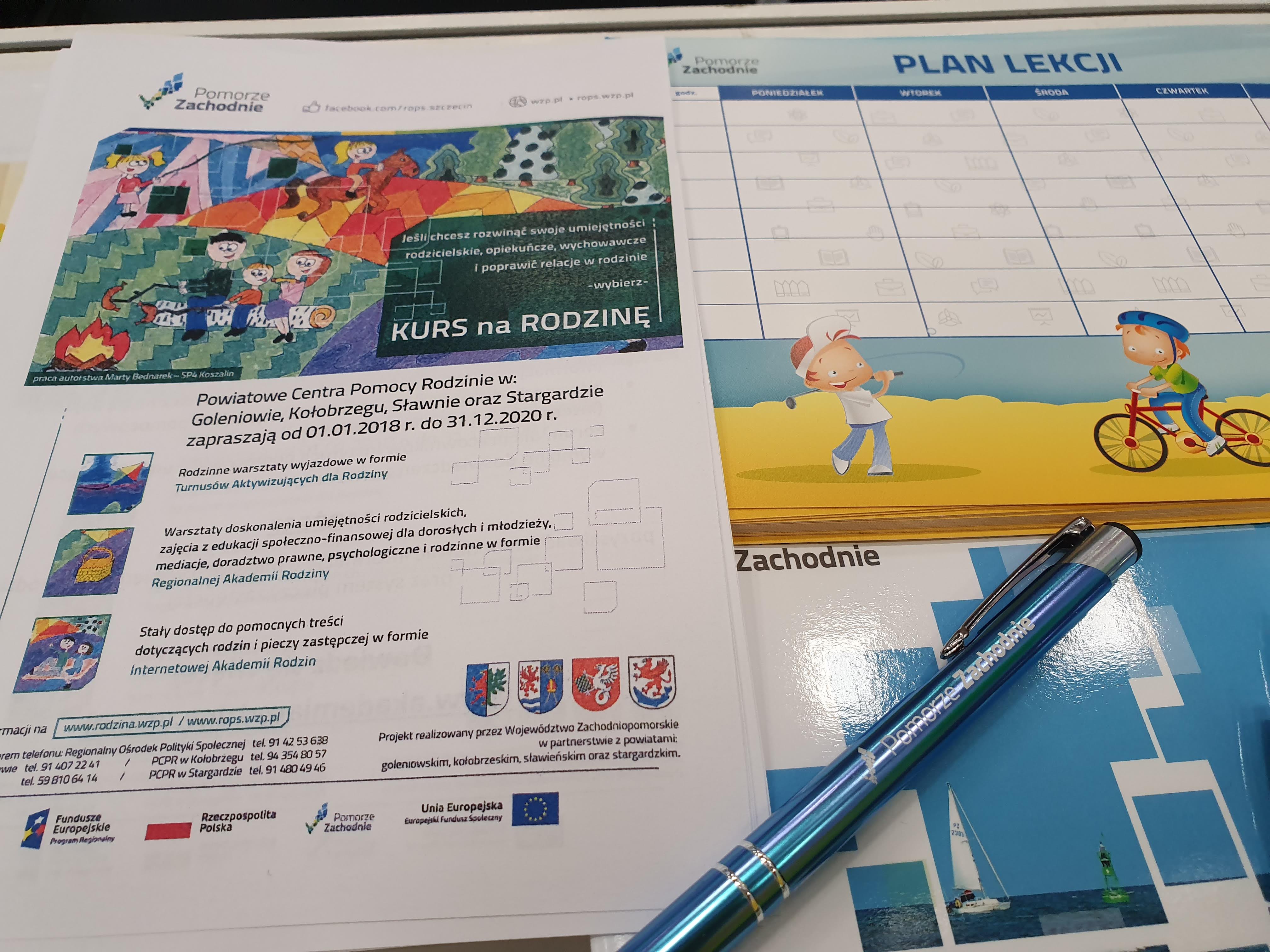 ulotka projektu wśród innych innych gadżetów promocyjnych