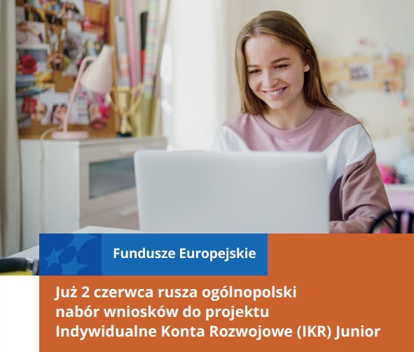 Nastolatka z uśmiechem na twarzy pracuje przy komputerze