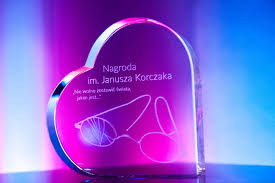 nagroda - statuetka kryształowe serce na fioletowym tle