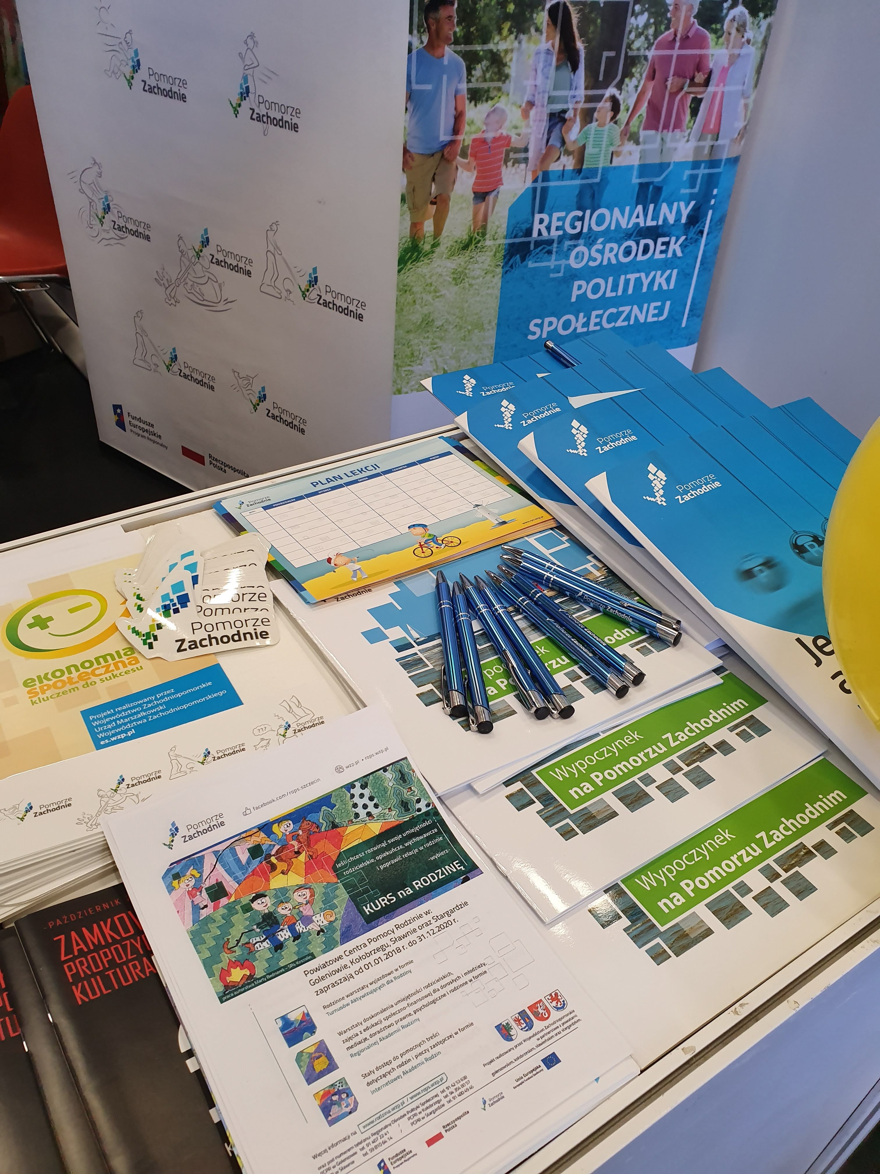 ulotka projektu wśród innych innych gadżetów promocyjnych