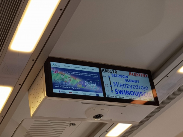 informacja o projekcie wyświetlana na ekranie w szynobusie