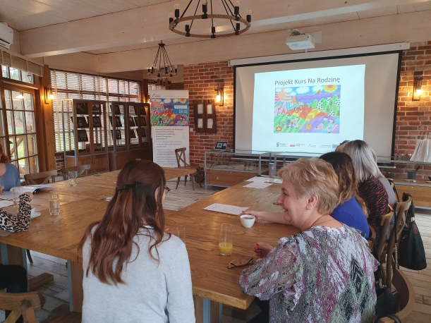 Uczestnicy spotkania podsumowującego dwa lata trwania projektu „Kurs na Rodzinę”