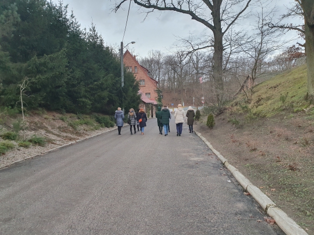 uczestnicy spotkania idący w terenie