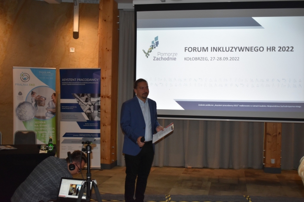 Na zdjęciu osoba prowadząca forum.