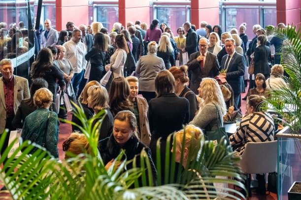 Goście uroczystości w foyer teatru