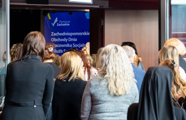 Goście uroczystości wchodzą do sali teatralnej 