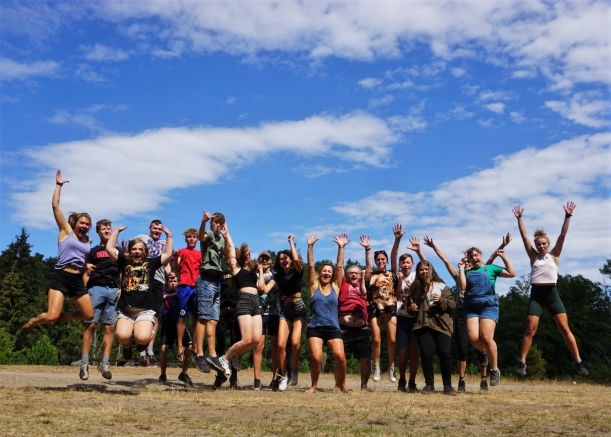 Radość uczestników pierwszego z ITW, wspólny skok na polanie