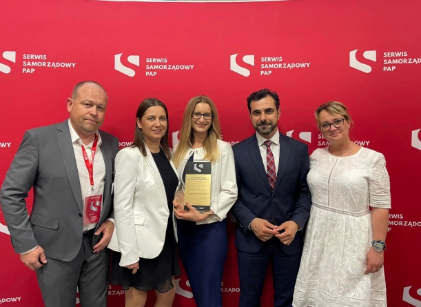 5-osobowa reprezentacja ROPS, dwóch mężczyzn, trzy kobiety, stoja na tle czerwonej ścianki z białymi napisami 