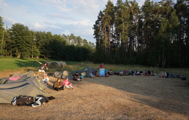 II miejsce obozowania uczestników I ITW, namioty rozbite na polanie, uczestnicy wypoczywają wraz z trenerami po dniu pełnym wrażeń