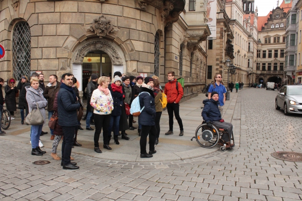 przewodnik oprowadza grupę