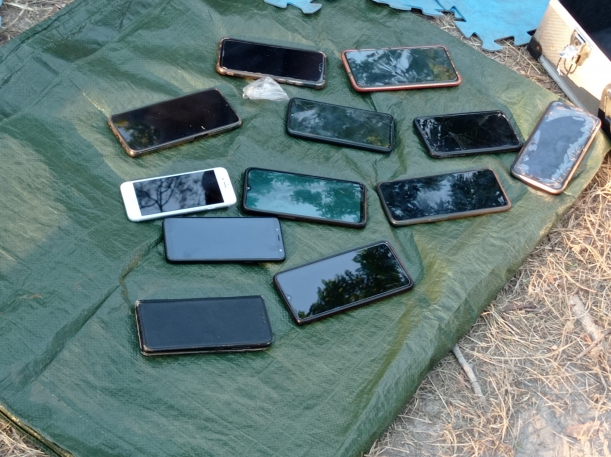 Uczestnicy oddali swoje telefony