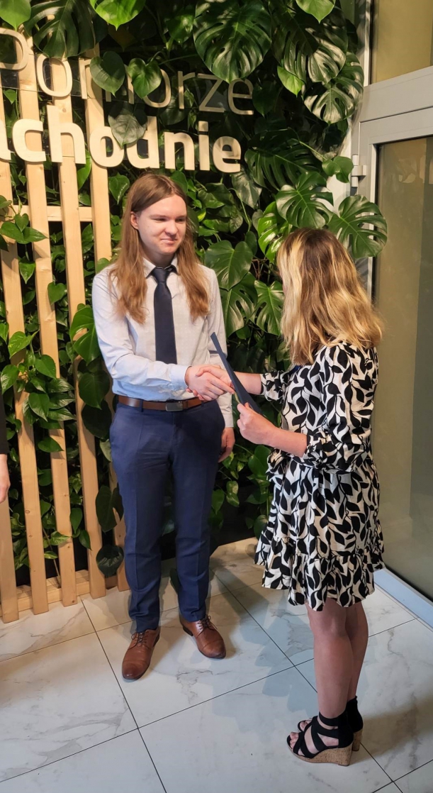 wręczenie nagrody laureatowi za zajęcie 1 miejsca w konkursie