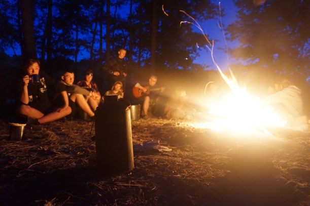 biesiada przy ognisku, gra na gitarze i śpiewy