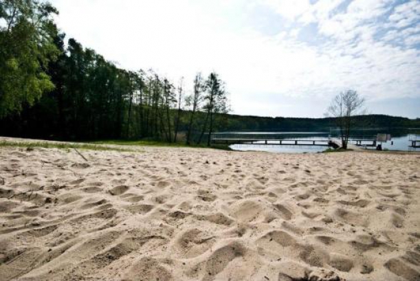 widok plaży nad jeziorem w Gryżynie