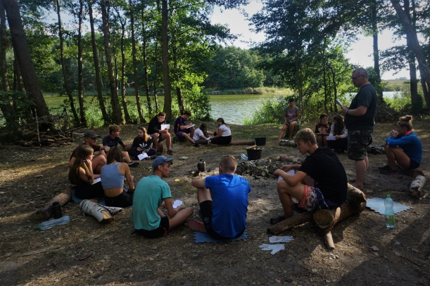 uczestnicy pracują nad zasobami własnymi siedząc w kręgu 