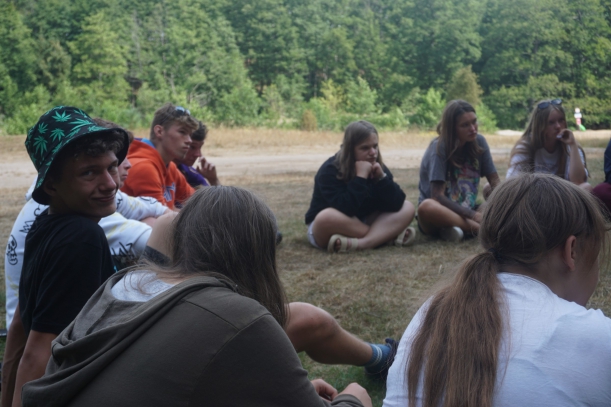 praca mentalna w kręgu uczestników