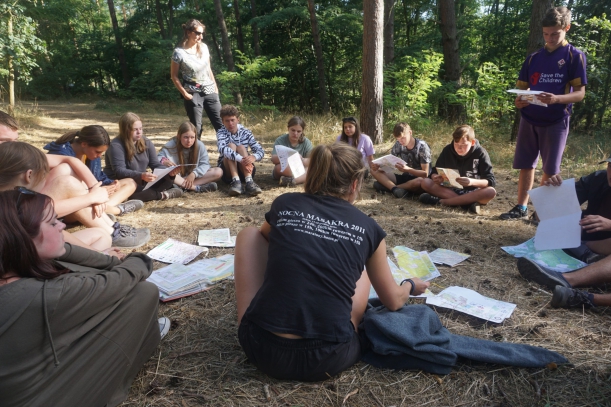 praca z mapą w kręgu uczestników przygotowująca do wędrówki