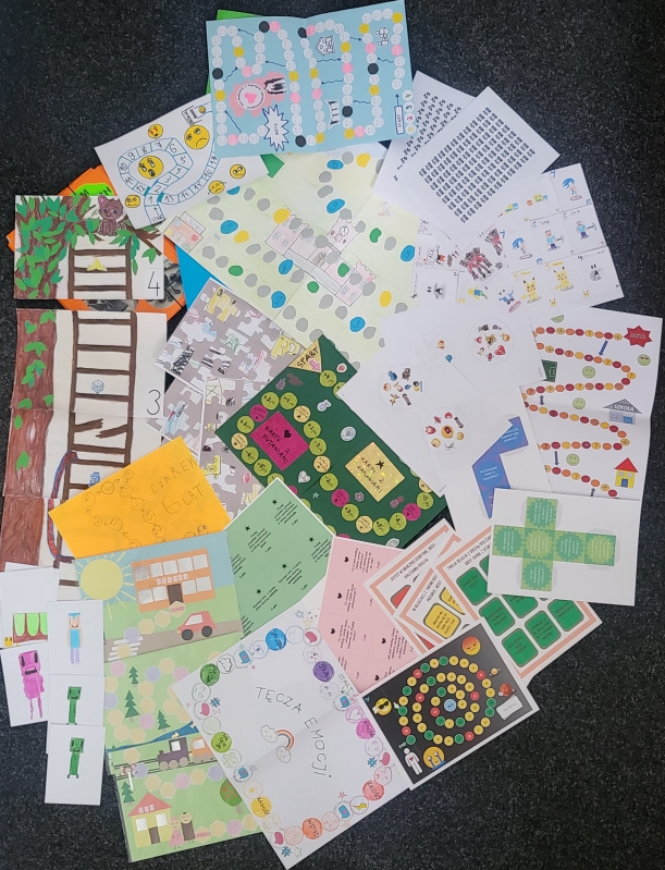 gry stworzone przez uczestników konkursu rozłożone na dywanie