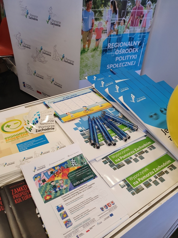 ulotka projektu wśród innych innych gadżetów promocyjnych