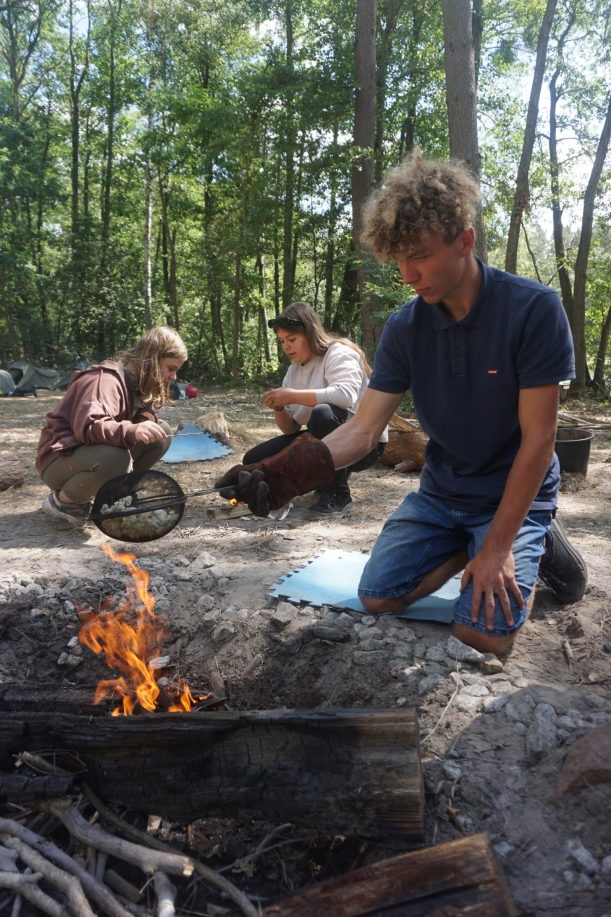 Samodzielne przygotowanie przekąski - popcornu nad ogniem, przez uczestnika wyjazdu