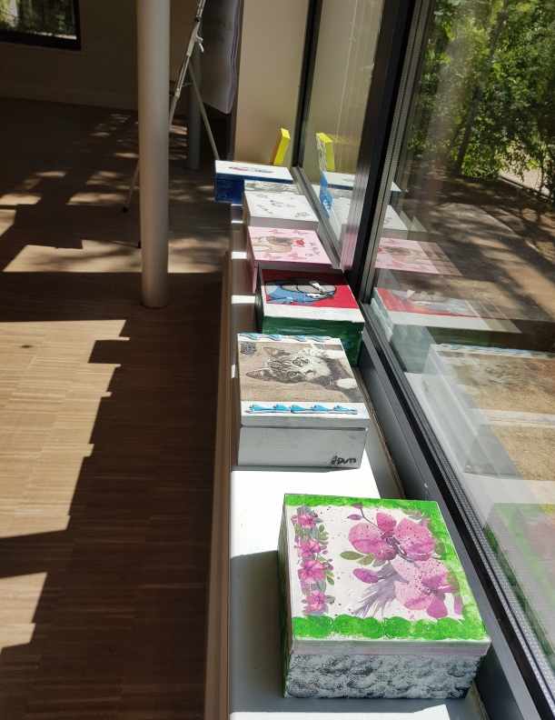 ozdobione skrzyneczki i pudełka suszące się na parapecie