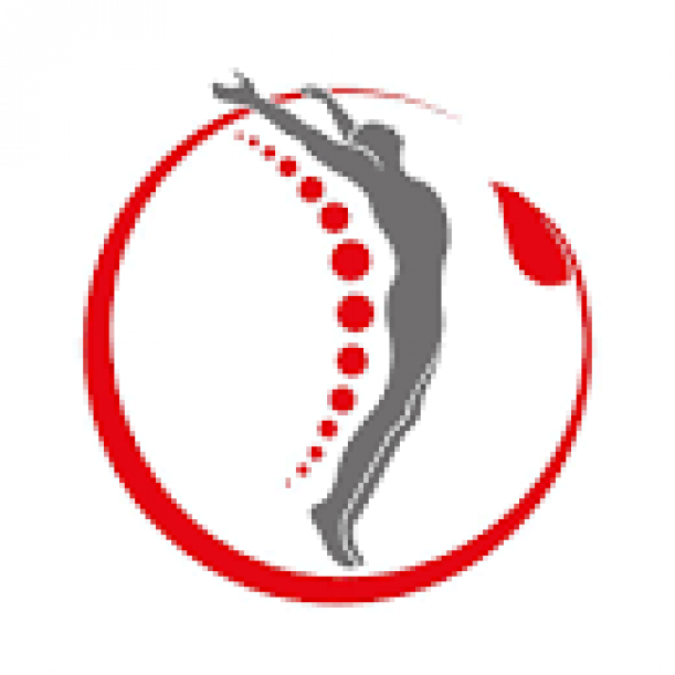 graficzna postać człowieka w pozycji stojącej z wyprostowanymi do góry rękoma, otoczona czerownym kręgiem