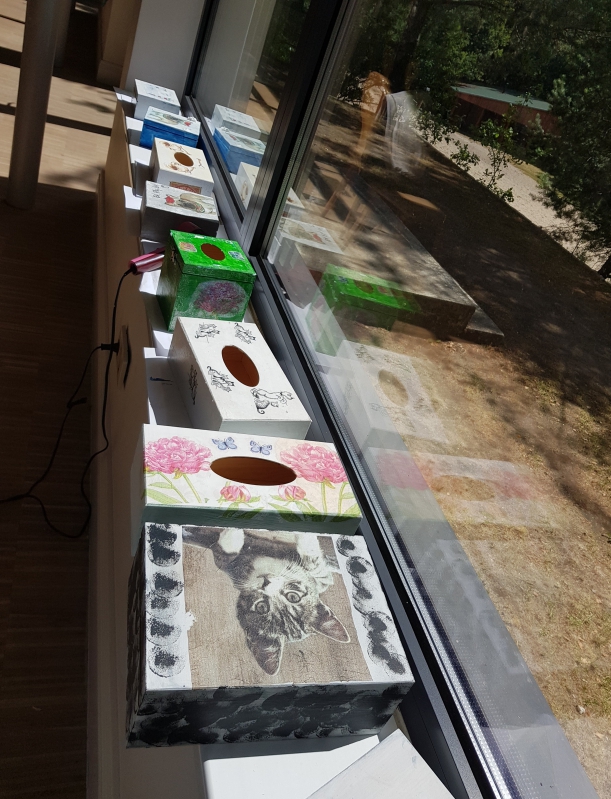 ozdobione skrzyneczki i pudełka suszące się na parapecie