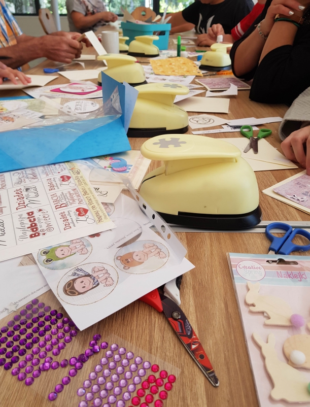 stół pełen gadżetów do pracy twórczej