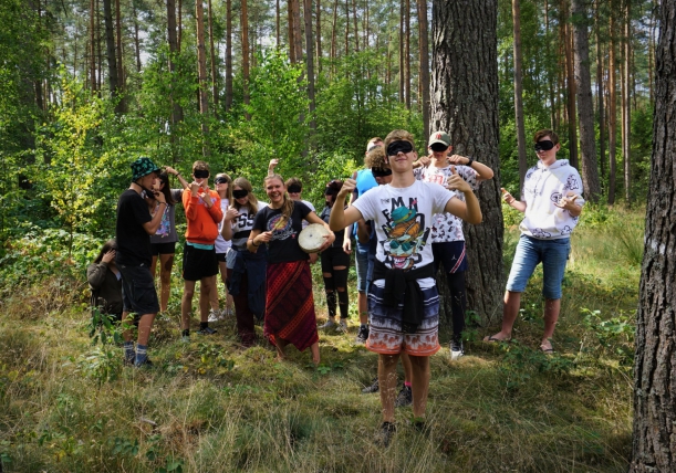 uczestnicy z zakrytymi oczami trenują uważność po przez słuchanie i nadawanie komunikatów