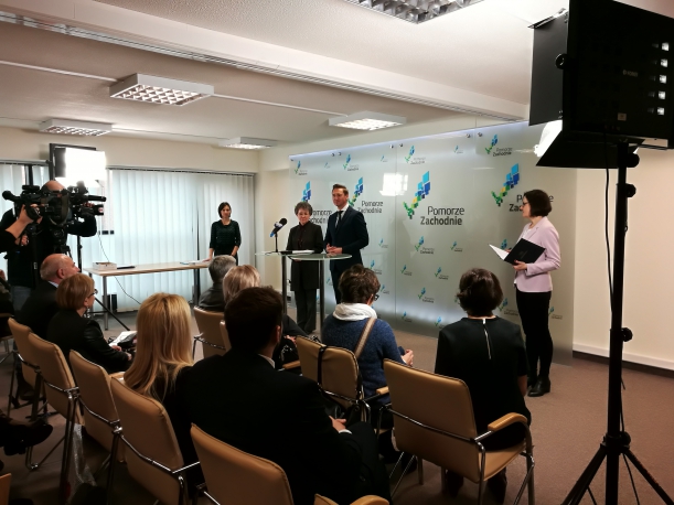 Marszałek otwiera konferencję prasową 