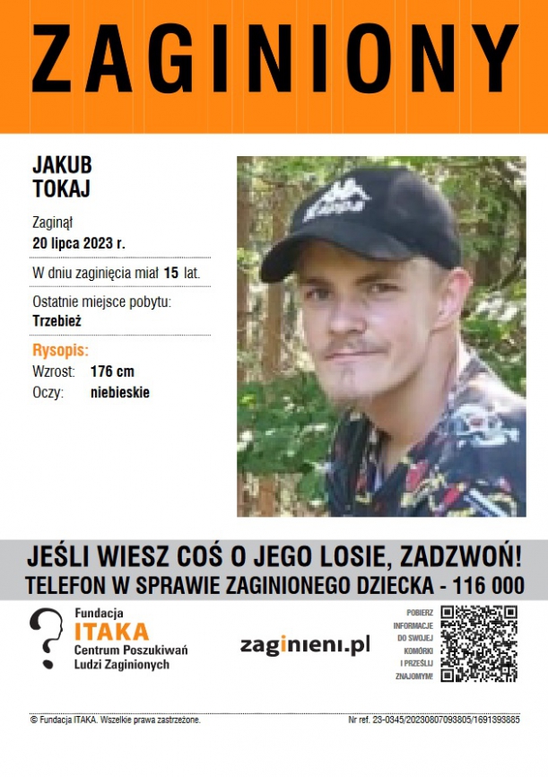 Zdjęcie zaginionego 15 letniego chłopca z delikatnym zarostem na brodzie oraz wązem, w czapce z daszkiem