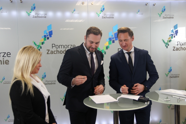Burmistrz Choszczna podpisuje umowę 