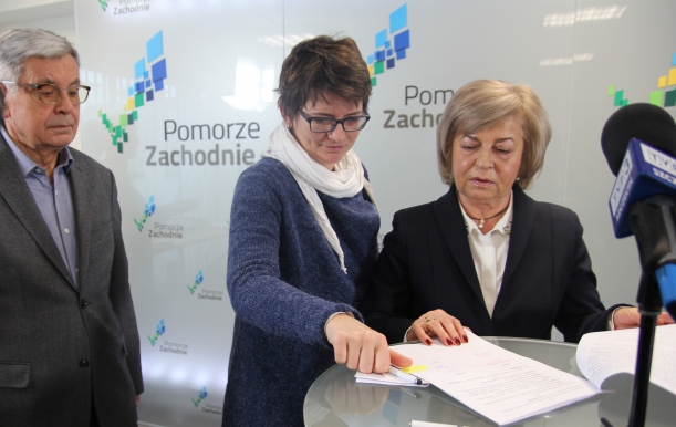 Przewodnicząca PSONI Koło w Szczecinie podpisuje umowę 