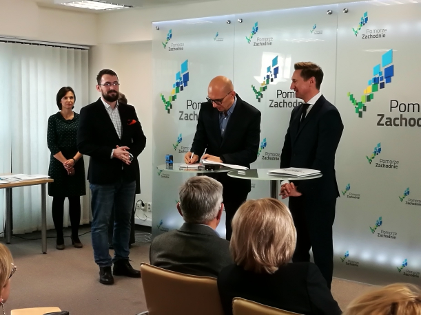 Burmistrz Goleniowa podpisuje umowę 