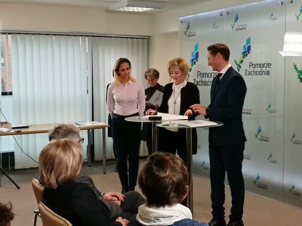 Wicestarosta Gryfiński podpisuje umowę 