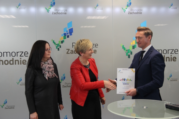 członkinie Fundacji im. S. Karłowskiego w Juchowie  podpisują umowę 