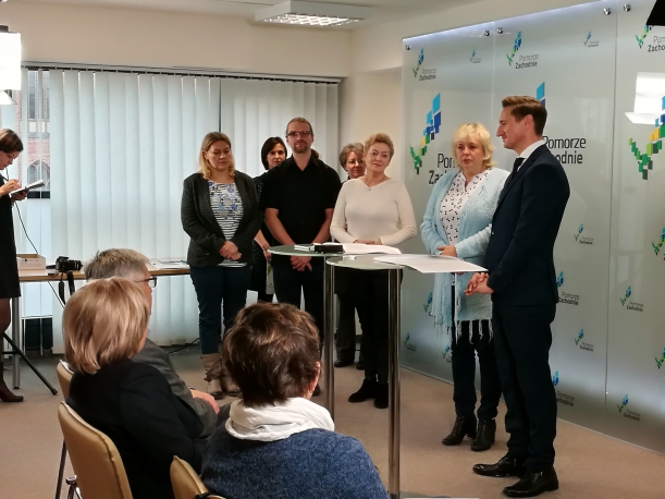 Przewodnicząca PSONI Koło w Kamieniu Pomorskim podpisuje umowę 