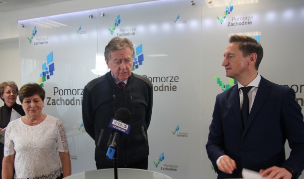 Przedstawiciele ZAZ w Kołobrzegu podpisują umowę.  