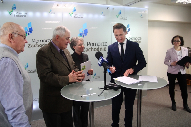 Przewodniczący PSONI Koło w Stargardzie  podpisuje umowę 