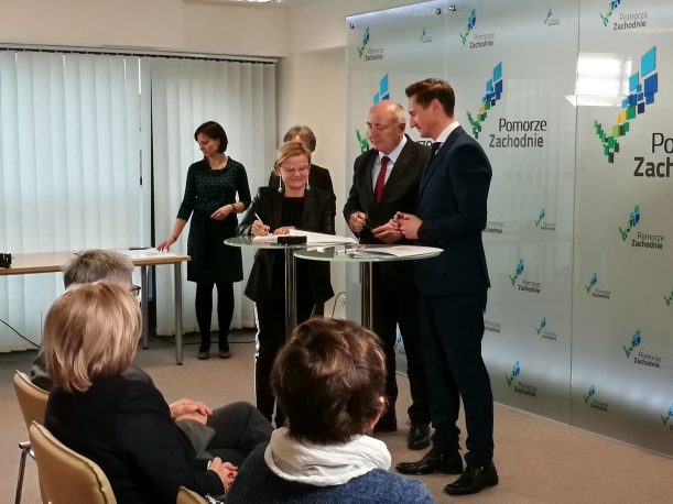 Starosta Wałecki podpisuje umowę 