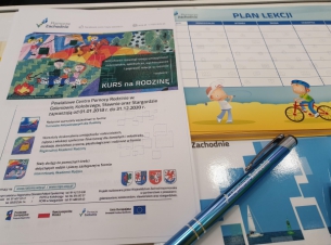 ulotka projektu wśród innych innych gadżetów promocyjnych