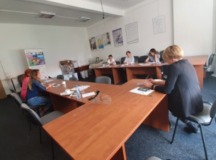 przedstawiciele lidera oraz parterów projektu na spotkaniu zespołu zachowujący odległość