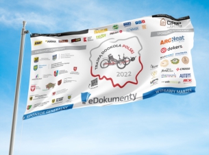 zdjęcie z widniejącymi logami sponsorów wyprawy