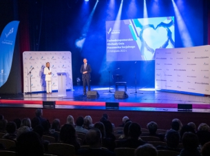 marszałek Olgierd Geblewicz przemawia na scenie, niebieskie tło