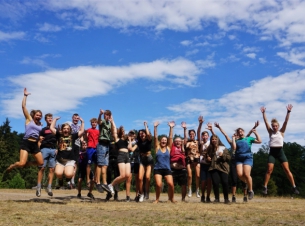 Radość uczestników pierwszego z ITW, wspólny skok na polanie