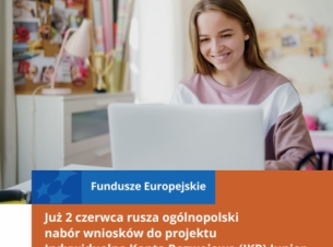 Nastolatka z uśmiechem na twarzy pracuje przy komputerze