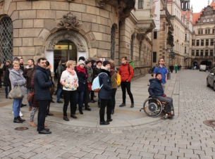 przewodnik oprowadza grupę