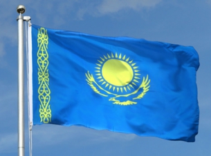 Flaga Kazachstanu powiewająca na maszcie