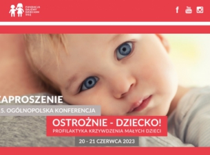 Małe dziecko przytulone i opierające główkę na ramieniu dorosłego. Wpatrzone w odbiorcę zdjęcia wielkimi błękitnymi oczami.