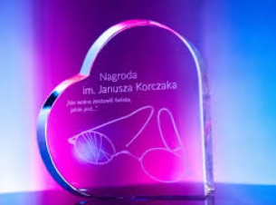 nagroda - statuetka kryształowe serce na fioletowym tle